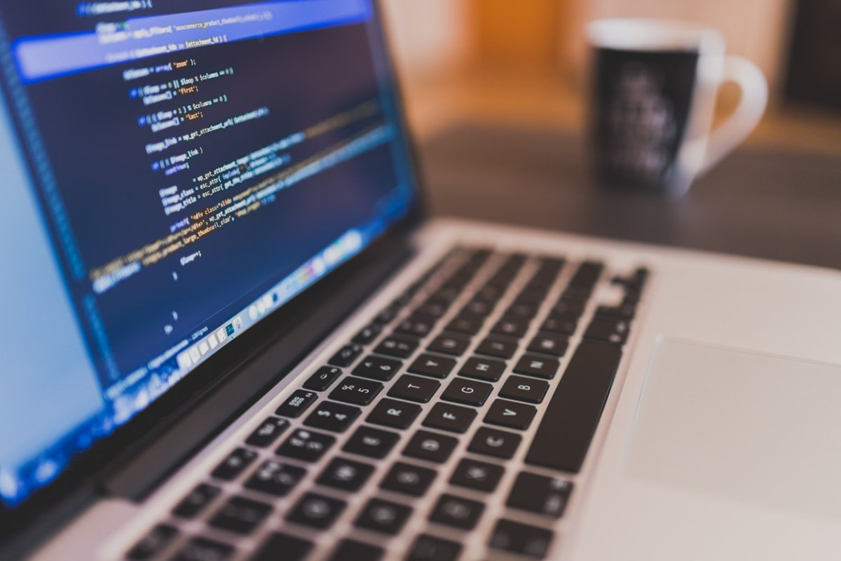 Image ordinateur avec du code sur l'écran